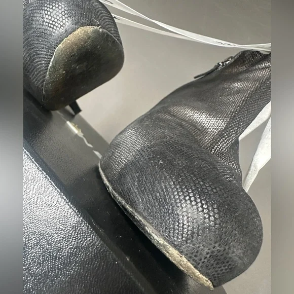 CHANEL | Interlocking CC Ankle Boots | Silver | Sz 40 - Picture 16 of 17